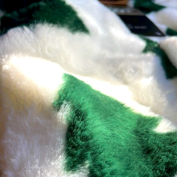 🌲RACHEL ZOE Soft & Luxurious Faux Fur Tree Skirt 🌲NWT🌲 - Picture 8 of 13